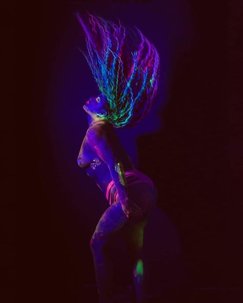 Glow In The Dark Paint Photoshoot, Glow In The Dark Photoshoot, Uv Photoshoot, Blacklight Photoshoot, Fotoshoot Ideas, Uv Photography, Blacklight Art, Women Poses, Goddess Hair