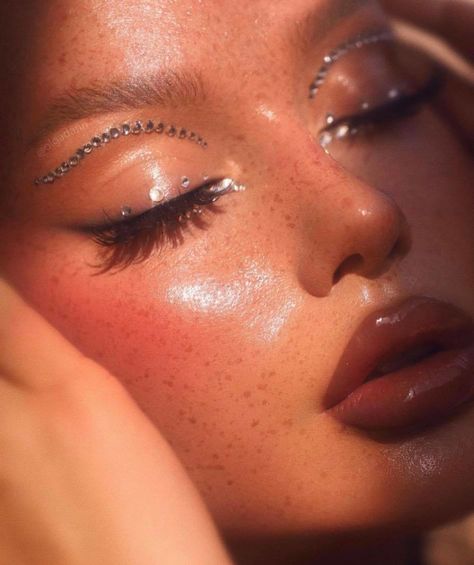 Light Up Your 2021 With The Gemstone Makeup Trend Baddie Glam, Disco Makeup, Gem Makeup, Crystal Makeup, Rhinestone Makeup, Makeup Glitter, Dance Makeup, Cake Face, Smink Inspiration