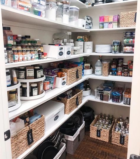 Realistic Pantry, Pantry Organization Ideas Shelves, Pantry Layout, Organizing Solutions, Professional Organizing, Organized Pantry, Organizing Services, Kitchen Pantry Storage, Service Kitchen