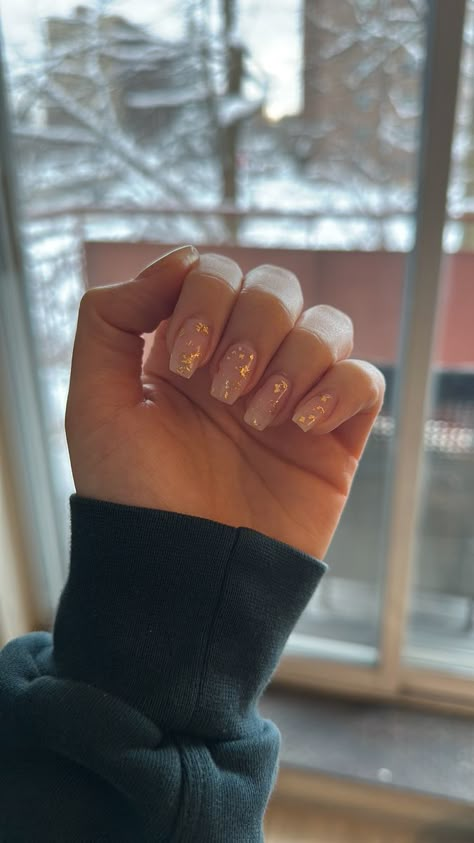 Gold Flaked Nails, Square Acrylic Nails Gold Flakes, Short Nails Gold Flakes, Manicure With Gold Flakes, Summer Nails With Gold Flakes, Neutral Nails With Gold Glitter, Nails Silver Flakes, White And Gold Nails Square, Short Acrylic Nails Gold