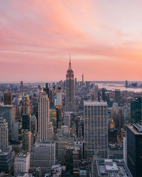 TOWN&COUNTRY on Instagram: “A stunning pink sunset to close out the weekend. 💕 #regram 📸: @wonguy974” New York Vibes, New York Aesthetic, Spotify Apple, New York City Travel, City Vibe, Pink Sunset, Dream City, Nova York, Concrete Jungle