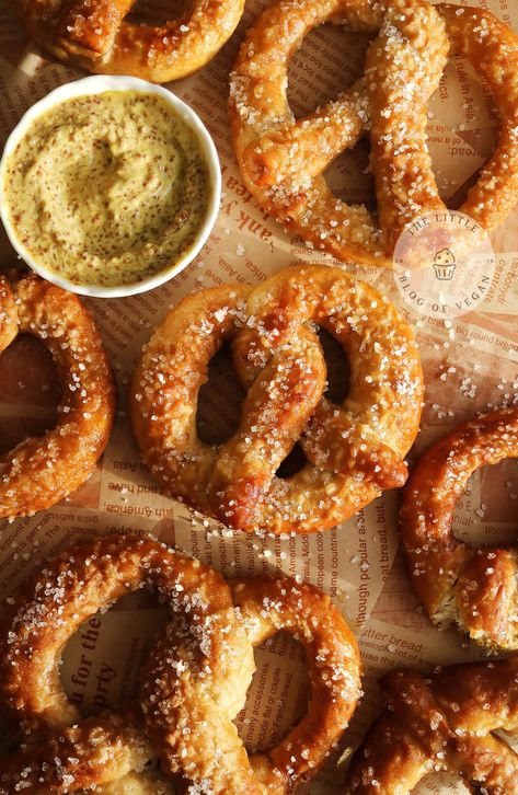 Pretzels on brown grease proof paper Vegan Soft Pretzels, Mcdougall Recipes, Baked Pretzels, Baking Soda Bath, Homemade Pretzels, Homemade Soft Pretzels, Raspberry Cookies, Salted Caramel Brownies, Soft Pretzel