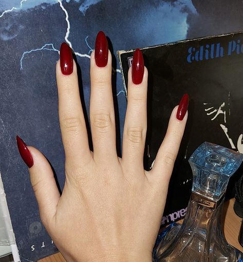 Feme Fatale Nails, Mob Wife Nails Aesthetic, Mob Wife Aesthetic Hair, Mob Wife Nails 2024, Mob Wife Nails, Wife Aesthetic Outfit, Mob Wife Makeup, Toe Nail Art Designs, Era Outfits