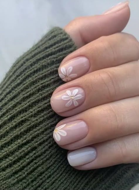 Nail Stickers Designs Ideas Flowers, Prewedding Nails, Glittery French Tips, Spring Break Nail Ideas, White Nails With Designs, Short Nails Cute, Chrome Nails Art, Clean Girl Nails, Nail Ideas Gel