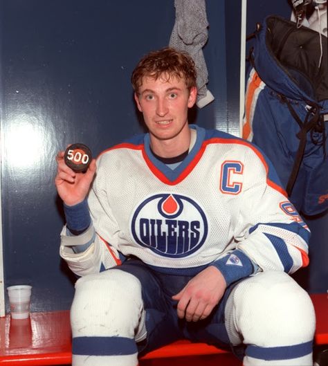 Wayne Gretzky St Louis Blues Hockey, Hockey Posters, Edmonton Oilers Hockey, Oilers Hockey, Hockey Pictures, Sports Highlights, Wayne Gretzky, Retro Sports, Sports Figures