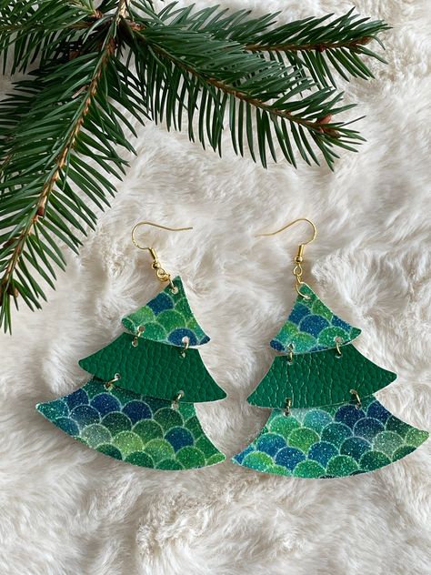 Christmas Tree earrings, handmade in faux leather. Leather Christmas Tree, Tree Faux, Leather Christmas, Handmade Tree, Tree Earrings, Christmas Tree Earrings, Faux Leather Earrings, Earring Tree, Leather Earrings