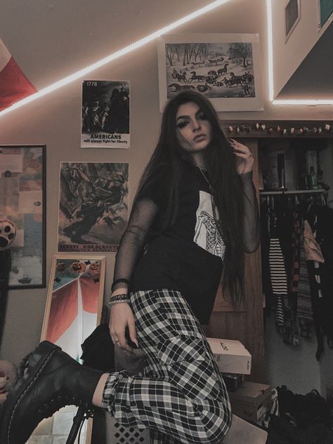 Black And White Plaid Pants Outfit, Black And White Plaid Pants, White Plaid Pants, Plaid Pants Outfit, Edgy Fits, Moda Grunge, Future Aesthetic, Soft Goth, Gigi Style