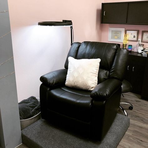 Lash recliner at Cocoa Lash in Austin, TX Reclining Lash Chair, Recliner Lash Chair, Recliner Lash Room, Lash Room With Recliner Chair, Lash Recliner Chair Set Up, Lash Recliner, Lash Suite, Lash Room Decor Ideas, Spa Room Ideas Estheticians