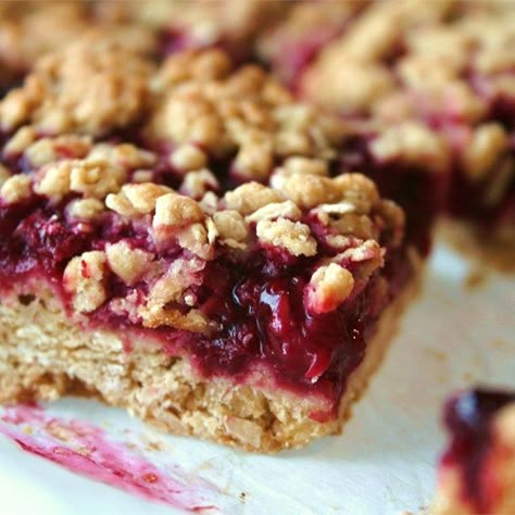 Delicious Raspberry Oatmeal Cookie Bars | "My husband said these were 5 star bars and I almost felt guilty...didn't EVEN tell him how little effort it took to make them!" Oatmeal Cookie Bars Recipes, Raspberry Oatmeal Bars, Oatmeal Bar, Raspberry Oatmeal, Oatmeal Cookie Bars, Potluck Desserts, Oatmeal Cookie, Oat Cookies, Oatmeal Bars