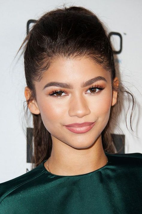 Match Makeup To Clothes - Celebrity Beauty Tips Flattering Makeup, Green Dress Makeup, Zendaya Makeup, Dark Hair Light Eyes, Hair Lights, Light Eye Makeup, Brunette Makeup, Makeup Hacks Beauty Secrets, Emerald Green Dresses