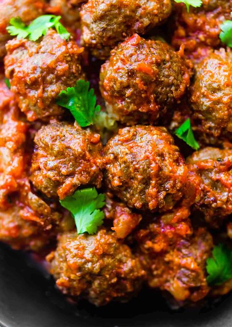 Paleo Meatballs with a sweet Sriracha sauce! These sweet and spicy Paleo meatballs are easy to make in under 45 minutes. Simple ingredients, super tasty, and protein packed! Great as an appetizer, meal, or meal prep addition. Freezer friendly, whole 30 friendly. Meal Prep Whole 30, Meatball Bites, Sriracha Meatballs, Paleo Meatballs, Moose Recipes, Spicy Meatball, Easy Meal Prep Ideas, Garlic Honey, Spicy Meatballs