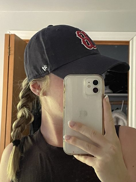 Braid With Baseball Hat, Gym Hat Outfit, Hairstyles To Wear With A Hat Baseball, Cap Hairstyles Aesthetic, How To Style Baseball Cap, Cute Hairstyles With Hats Baseball Caps, Hat And Ponytail, Hairstyles With Hats Ball Caps, Ballcap Hairstyles