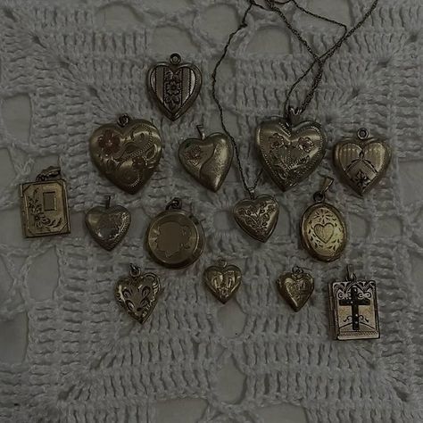 — Vintage locket pendants🍸🏛🦪🦢 | www.vaiges.com [ vintage antique renaissance elegant • jewelry earrings necklace rings • art book locket heart cross gold ] Old Locket Aesthetic, Vintage Heart Locket Necklace, Locket Aesthetic, Vintage Gold Locket, Key Locket, Vintage Locket Necklace, Vintage Heart Locket, Vintage Trinkets, Locket Necklace Vintage