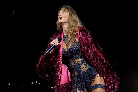 'Tortured Poets': Taylor Swift Fans Think “Fortnight” Is Coming Soon Maquillaje Selena Gomez, Karma Jacket, Taylor Swift New Song, Tyler Swift, Taylor Swift New, Taylor Swift Cute, Estilo Taylor Swift, Red Taylor, Taylor Swift (lyrics)