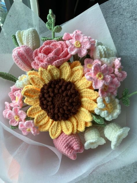 Sunflower Pink Bouquet, Pink Crochet Flowers, Tulip Pattern Crochet, Knitted Flower Bouquet, Pink Crochet Bouquet, Crochet Mothers Day Gifts, Crochet Bouquet Flowers, Crochet Mothers Day, Crochet Tulip Bouquet