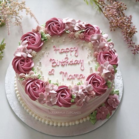 #cakes #cake #flowerlk #buttercreamcake #flowers #birthdaycake #cupcakes #cakeshop #bestcake #cakejakarta #kueulangtahun #kuejakarta… Cake Designs For Mom Birthday, Birthday Cake Designs For Women, Butter Cream Cake Design, Happy Birthday Mom Cake, Mother Birthday Cake, Birthday Cake For Women Simple, Flower Buttercream, Flower Cake Design, Buttercream Birthday Cake