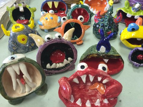 Pinch pot monsters Pinch Pot Monsters, Clay Monster, Clay Pinch Pots, Clay Projects For Kids, Clay Lesson, Ceramic Pinch Pots, Clay Monsters, Hantverk Diy, Ceramic Art Sculpture