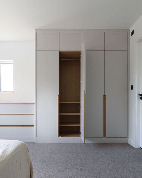 Modern Scandinavian Wardrobe Design, Modern Wardrobe Cabinet, Wardrobe Around Door, Hallway Wardrobe Ideas, Modern Built In Wardrobe, Scandinavian Wardrobe Design, Minimal Wardrobe Design, Wardrobe Furniture Design, Mdf Wardrobe