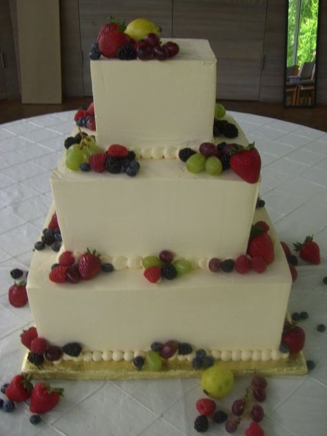 Fresh fruit wedding cake Wedding Cake Square, Cake With Fresh Strawberries, Mamma Mia Wedding, Fruit Wedding Cake, Greek Islands Wedding, Fresh Fruit Cake, Fruit Wedding, Square Wedding Cakes, Wedding Topper