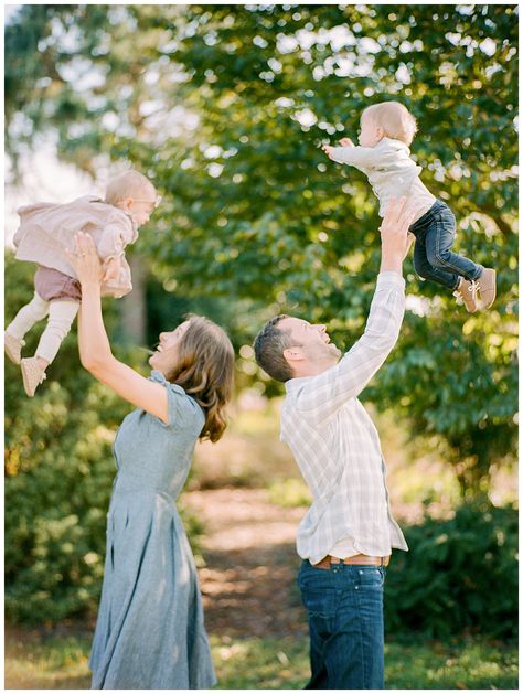 Family With Twins Photography, Family Photos With Twin Babies, Twins Family Photoshoot, Twins Birthday Photoshoot, Twin Family Photoshoot, Photoshoot With Twins, Family Photos Twins, Family Photos With Twins, Family With Twins