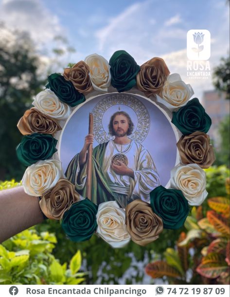 Rosas eternas San judas San Judas Altar, Fabric Roses Diy, Forever Flower Bouquets, Satin Flowers Diy, Ribbon Rose Bouquets, Small Bridal Bouquets, Roses Bouquet Gift, Ribbon Flowers Bouquet, Diy Ribbon Flowers