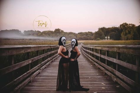 Girlfriends Photography, Villain Era Aesthetic, Spooky Photo Shoot, Bestie Photo Shoot, Spooky Couple, Halloween Photo Ideas, Friends Photo Shoot, Spooky Shoot, Halloween Photo Shoot