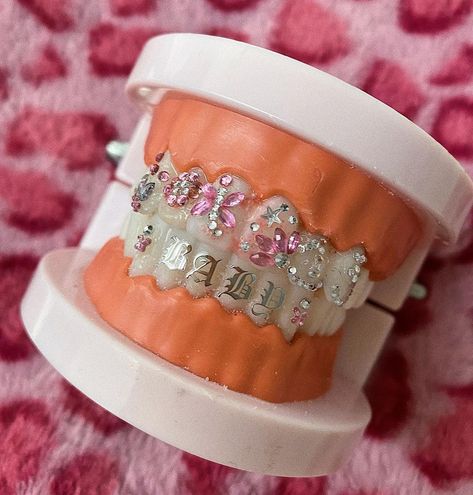 Teeth Gems Diy, Christmas Outfits Teens, Teeth Gems, Grillz Teeth, Diamond Grillz, Diamond Teeth, Tooth Gems, Grills Teeth, Glitter Bomb