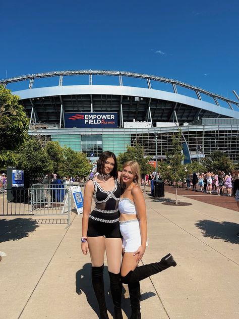 Brunette and blonde taylor swift costumes for the eras tour denver colorado Taylor And Selena Costume, Duo Taylor Swift Outfits, Duo Eras Tour Outfit Ideas, Eras Tour Duo Costumes, Duo Taylor Swift Costumes, Eras Tour Outfits Matching Duo, Taylor Swift Duo Outfits, Taylor Swift Matching Outfits, Eras Tour Duos Outfits