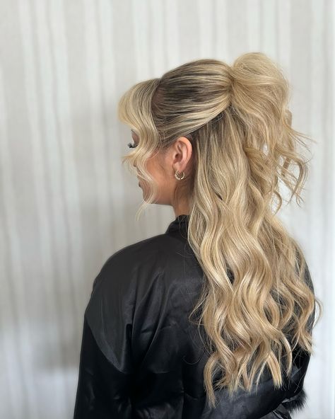 This trending flipped half up style might have me in a chokehold and I’m down with it. Here’s some details to notice: bangs left out for elegant face framing, sleek and defined sides make you look SNATCHED. The refined texture on top ensures the ponytail steals the spotlight. 💫 Save this post for your half-up inspiration! Half Up Half Down With Bangs, Elegant Face, Bridal Stylist, Side Bangs, Left Out, High Ponytails, Half Up Half Down Hair, Bridal Hair And Makeup, Face Framing