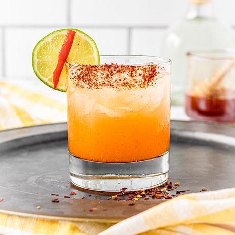 Honey Margarita, North Carolina Bbq Sauce, Hot Honey Recipe, Honey Cocktail, Carolina Bbq Sauce, Classic Margarita Recipe, Margarita Ingredients, Spicy Cocktail, Spicy Margarita