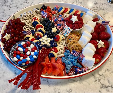 Mix Baby Girl, Junk Food Snacks, Food Snacks, Summer Snacks, Bbq Party, 4th Of July Party, Charcuterie Boards, Summer Holidays, July Party