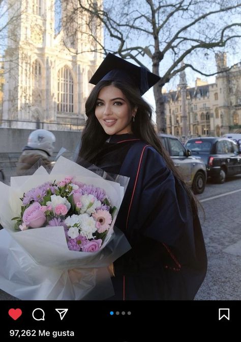 Photoshoot For Graduation, Graduation Masters, Graduation Photoshoot Studio, Graduation Pose, Graduation Pictures Outfits, Graduation Hairstyles With Cap, Graduation Makeup, Graduation Look, Law School Graduation