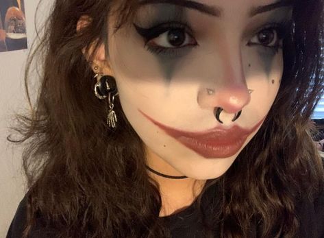 Clown Smile Makeup, Cute Clown Makeup Tutorial, Pretty Clown Makeup Halloween, Clown Makeup White Face, Clown Makeup Happy, Scary Clown Makeup Women, Clown Makeup No White Base, Clown Makeup Aesthetic Easy, Clown Makeup Female