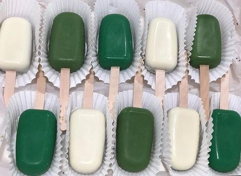 Beautiful C A K E S I C L E S filled with chocolate cake and buttercream. #Instagrampost#cakesicles#cakepopsicles Follow @littlebites_ca Green Cakesicles, Chocolate Cakesicles, Cakesicles Ideas, White Candy, Candy Melts, Cakepops, Popsicles, Cake Pops, Green And White