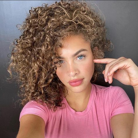 Camila Kendra, Elite Model Management, Blonde Model, Pink T Shirt, Curly Girl, Pink Tshirt, Web Development Design, R A, Rihanna