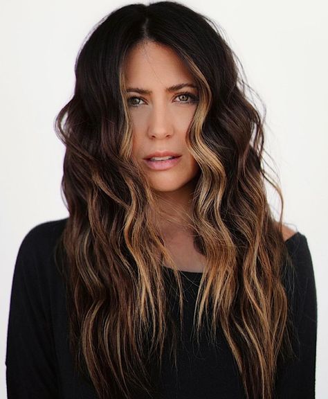 Shaggy Balayage, Blonde Peekaboo Highlights, Balayage Styles, Partial Balayage, Natural Dark Hair, Peekaboo Hair Colors, Balayage Straight Hair, Color Cobrizo, Peekaboo Highlights