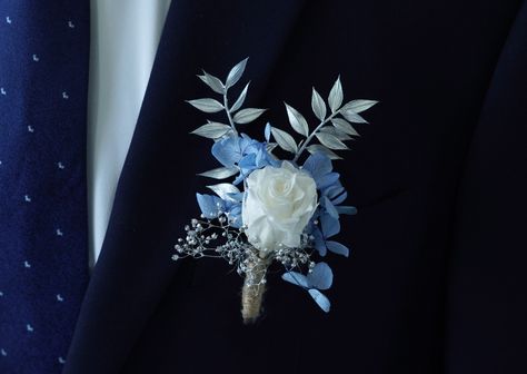 nice boutonniere Dried Boutonniere, Wedding Decisions, Dried Flower Bouquet Wedding, Blue Boutonniere, Pretty Bouquet, Prettiest Bouquet, Pampas Gras, Wedding Groomsmen, Dry Flowers