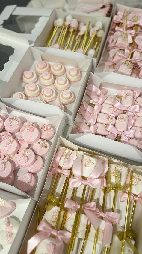 ✨🎀🤍⁣ ⁣ #bridalshower #pinkandgold #cakesicles #cakesicleslove #itsagirl #girliegirl #babybox #babyannouncement #chocolateoreos #bridetobe #… | Instagram Pink Sweet 16, Chocolate Oreos, Sweet Sixteen Parties, Birthday Desserts, Bridal Shower Inspiration, Baby Box, Cakes For Women, Pink Bridal Shower, Pink Baby Shower