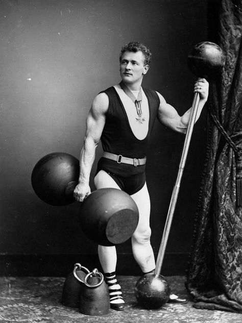 The original strongmen and their fascinating feats of strength, 1890-1940 - Rare Historical Photos Eugene Sandow, Eugen Sandow, Circus Strongman, Steve Reeves, Rare Historical Photos, Strong Man, Athletic Training, Back Muscles, Bench Press