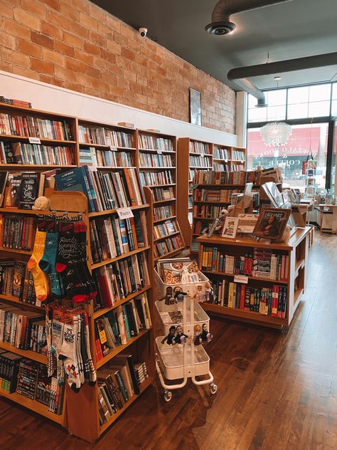 Small Book Store Aesthetic, Small Bookstore Interior, Small Bookstore Design, Book Shop Ideas, Small Bookstore Aesthetic, Bookstore Layout, Book Cafe Ideas, Tiny Bookstore, Dream Bookstore