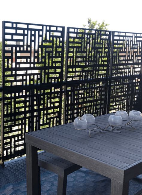 Outdoor Privacy Screen Ideas, Privacy Screen Ideas, Bamboo Privacy Fence, Tall Potted Plants, Outdoor Privacy Screens, Metal Garden Screens, Roof Terrace Design, Outdoor Privacy Screen, Balcony Privacy Screen