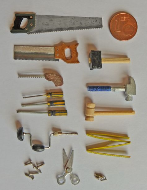 Tools for the toolbox that I also made. Only the siccors and the wooden hammer are commercially bought, the rest is made from scratch. Miniature Workshop, Dnd Crafting, Diy Sharpie Crafts, Miniature Tools, Mini Tools, Antique Hand Tools, Wooden Hammer, Doll Furniture Patterns, Tool Box Diy