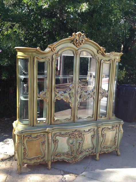 ummmmm...... HINT HINT santa!! how gorgeous! Regency Era Decor, China Cabinet Buffet, Hollywood Regency Interior Design, Server Table, Victorian Ideas, Hollywood Regency Dining Room, Regency Interior, Hollywood Regency Interior, Hutch Buffet