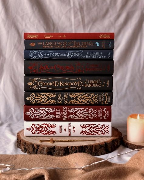 Shadow and Bone Fanpage on Instagram: “𝐠𝐫𝐢𝐬𝐡𝐚𝐯𝐞𝐫𝐬𝐞 𝐬𝐭𝐚𝐜𝐤 🖤 happy tuesday! i’m trying not to reread too many books but i’m sure i’m going to reread some grishaverse books this…” Grishaverse Books, Bone Books, Crooked Kingdom, Shadow And Bone, Beautiful Books, Six Of Crows, Fantasy Aesthetic, Happy Tuesday, Crows