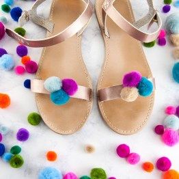 Quick DIY Pompom Sandals Crystal Earrings Diy, Pompom Sandals, Knitted Headband Free Pattern, Cable Knit Headband, Pom Pom Sandals, Diy Sandals, Knit Headband Pattern, Diy Pom Pom, Pom Pom Crafts