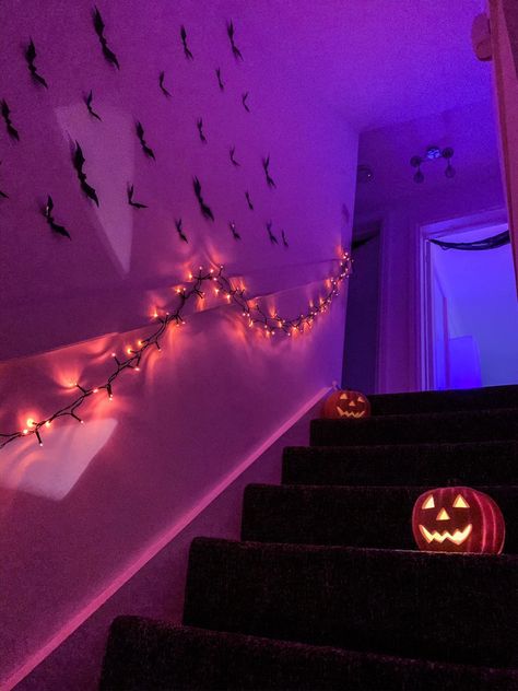 Halloween Lights Aesthetic, Halloween Party Mood Board, 2000s Halloween Decor, Halloween Party Entrance Ideas, 90s Halloween Party Aesthetic, Halloween Party Aesthetic Decor, Halloween Party High School, Simple Halloween Party Ideas, Cute Halloween Party Decorations