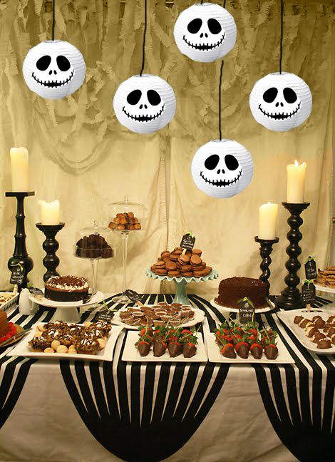 A few paper lanterns with Jack Skellington faces hung above, stripes of black crepe paper and you have the perfect buffet table. Halloween with Tim Burton ~~ Halloween Party Decorations & Ideas Tim Burton Party, Nightmare Before Christmas Wedding, Jack Skellington Faces, Jack The Pumpkin King, Dulces Halloween, Nightmare Before Christmas Decorations, Chocolate Party, Christmas Baby Shower, Halloween Jack