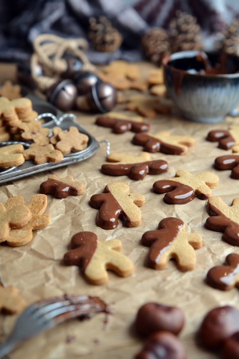 Waffle & Whisk: Short Gingerbread Men / Ginger Shortbread Men - Bakemas Day 13 Flavoured Shortbread, Ginger Man Cookies, Ginger Shortbread, Gingerbread Man Recipe, Hummingbird Cake Recipes, Baking Bad, Dipped In Chocolate, Holiday Eating, Gingerbread Recipe