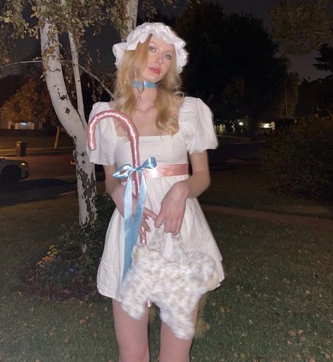 Cute Halloween Costume Aesthetic, Blond Holloween Costume, Dainty Halloween Costumes, Aesthetic Halloween Costumes Blonde, Halloween White Dress Costume Ideas, Milkmaid Halloween Costume, Soft Girl Halloween Costumes, Little Bow Peep Costume Woman, White Dress Costume Halloween