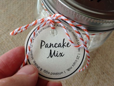 Pancake Mix in a Jar with Free Printable Pancake Mix From Scratch, Pancake Mix In A Jar, Office Xmas Gifts, Jar Food Gifts, Pancakes Gift, The Family Freezer, Pancake Bar, Book Club Food, Family Freezer